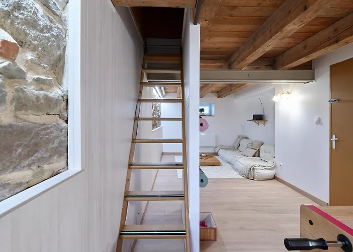 Apartment 2br Near Centre - Boho Style, Hidden Room, Free Parking *